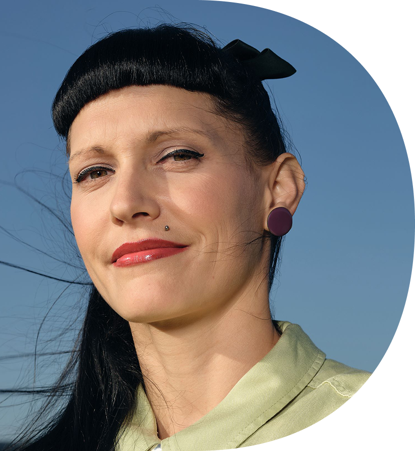 Frau mit dunklen langen Haaren